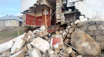 Ağrı'daki depremde köylerde bazı yapılarda hasar meydana geldi