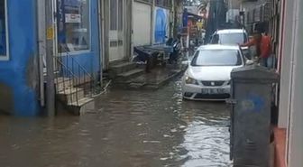 Balıkesir'de sağanak; cadde ve sokaklar göle döndü