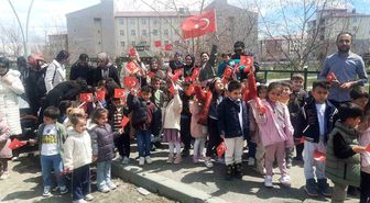Eleşkirt'te çocuklar ilk bayramlarını aileleriyle okulda kutladılar