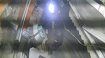 İş yerlerine çarpıp devrilen otomobilin altında kalmaktan son anda kurtuldu
