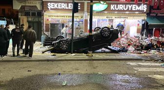 Kontrolden çıkan otomobil 2 iş yerine çarparak devrildi
