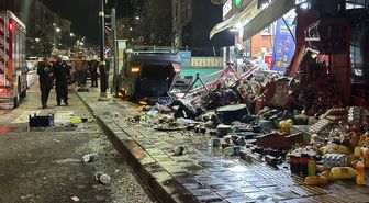 Otomobil iş yerlerine çarpıp, devrildi