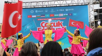 Türk Dünyası Çocuk Festivali Samsun'da Renkli Gösterilere Sahne Oldu