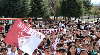 Takım kaptanına sarılmak için gözyaşı döken öğrenciye anlamlı jest