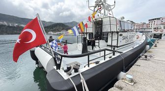 Amasra'da Çocuklar 23 Nisan'da Sahil Güvenlik Botunu Gezdi