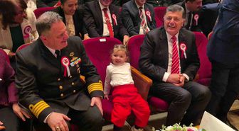 Annesinden elinden kurtulan minik, Vali Arslan'ın koltuğuna oturdu
