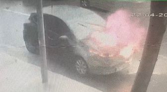 Avcılar'da otomobilde çıkan yangın inşaat firmasına ait su tankerinden müdahale ile söndürüldü