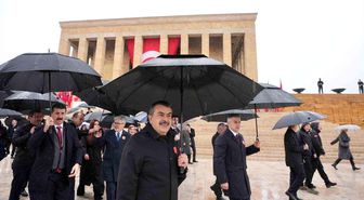 Bakan Tekin, öğrencilerle Anıtkabir'i ziyaret etti