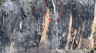 Dağ delindi, su 20 metre yüksekten fışkırdı! Gören hayran kalıyor