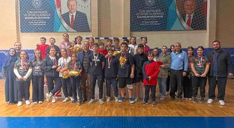 Düzce'de 100 sporcu raket salladı