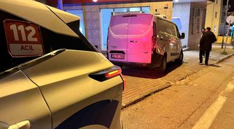 El freni boşalan minibüs duvara çarptı