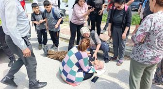 Manevra yapan öğrenci servisi görme engelli yayaya çarptı, eşi gözyaşlarına boğuldu