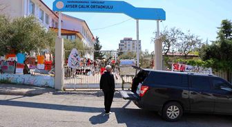 Okuldaki saldırıdan kurtulan öğrenci annesiyle okula gelip eşyalarını aldı