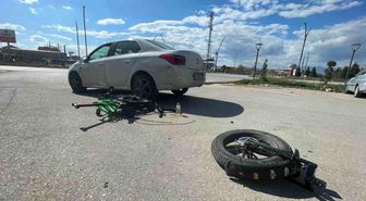 Otomobille çarpışan elektrikli bisiklet ikiye bölündü: 1 yaralı