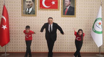 Rektörlük makamını devralan çocuklardan 'Kartal Dansı'