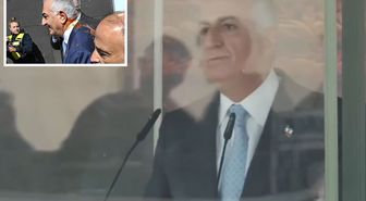 Rıza Pehlevi, cam fanus içinden kalabalığa konuştu
