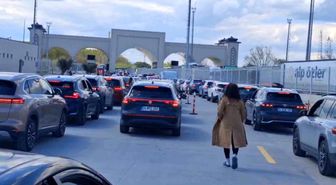 Sınır kapısında 23 Nisan yoğunluğu: Saatlerdir karşıya geçmeyi bekliyorlar