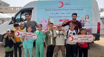 Türk Kızılay'dan çocuklara şekerleme ve tatlı ikramı
