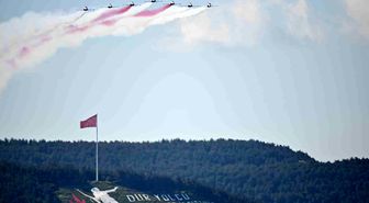 'Türk Yıldızları' Çanakkale semalarında nefesleri kesti