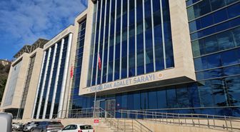 Banyo duvarını delip gizli kamerayla komşusu ve kızlarını kayda alan şüpheli tutuklandı