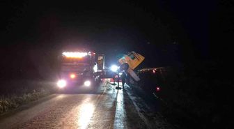 Bilecik'te devrilen tır trafiği olumsuz etkiledi
