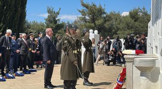 Fransız ve İngiliz Anıtlarında Tören