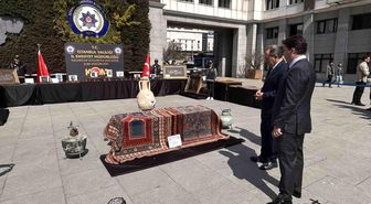 İstanbul'da tarihi eser operasyonu: Yesarizade Kazasker Mustafa İzzet Efendi'nin yaptığı tablo da ele geçirildi