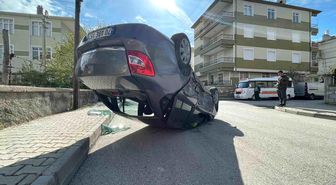 Karaman'da çarpışan otomobillerden biri takla atarak ters döndü: 1 yaralı