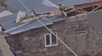 Kars'ta kuvvetli rüzgar çatıları uçurdu