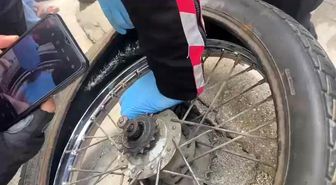 Kendi rızasıyla evindeki esrarı polise teslim etti, uyuşturucuyu motosiklet lastiğine gizlediği ortaya çıktı