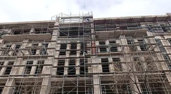 Kırşehir'de 3 işçi maaşlarını alamadıkları iddiasıyla inşaata çıktı
