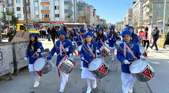 Marşlar eşliğinde mahalleyi turladılar