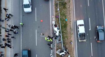 Mersin'de feci kaza: Otomobil ikiye bölündü, 4 kişi yaralandı