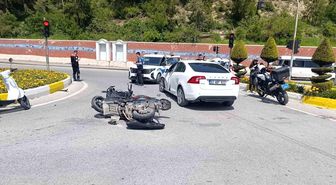 Motosiklet ile otomobil çarpıştı, 2 genç yaralandı