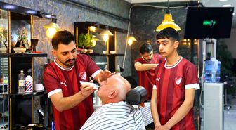 Play-off yolunda örnek hareket: Dükkanı bordo-beyaza boyadı, müşterilere forma dağıttı