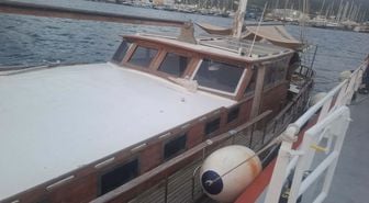 Su alan içinde 3 kişinin bulunduğu tekne, kurtarıldı