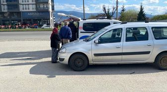 Ters yönden gelen hafif ticari araç motosikletle çarpıştı: 1 yaralı