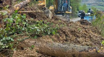 Trabzon'da heyelan; mahalle yolu ulaşıma kapandı