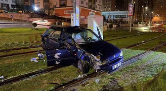 Tramvay yoluna giren otomobil direğe çarparak durabildi: 1 yaralı