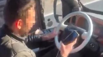 Yolcu dolu dolmuşta bir yandan telefona baktı, diğer yandan aracı kullandı