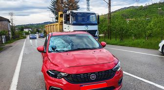 Yolun karşısına geçerken otomobilin çarptığı yaya ağır yaralandı