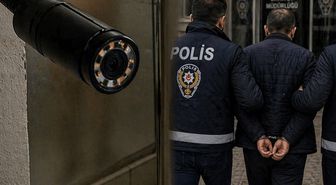 'Yılan kamera' ile rezalet! Duvarı delip komşusunu ve 3 kızını izledi