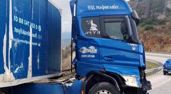 Burdur'da kontrolden çıkan tır demir bariyerlere çarptı