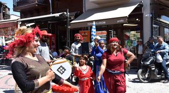 Edirne'de turistler romanların kakava davetine ortak oldu