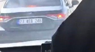 Elazığ'da minibüsü sıkıştıran otomobil kamerada