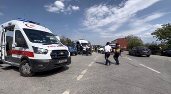 İzmir'de otomobil ile hafif ticari araç çarpıştı: 4'ü çocuk 7 yaralı