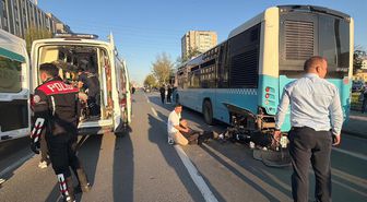 Motosiklet, duraktaki otobüse çarptı; 2 yaralı