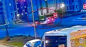 Motosiklet sürücüsünün otomobile çarpmasının etkisiyle fırladığı anlar kamerada
