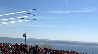 Şehitler Abidesi'nde Türk Yıldızları gösterisi nefesleri kesti