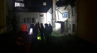 Sivas'ta 2 katlı müstakil ev yan yattı